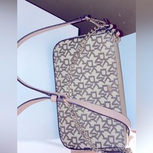 This purse goes so good with everything you wear can wear it any way you want